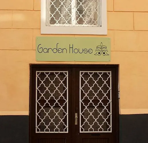 Garden House בית הארחה 2*